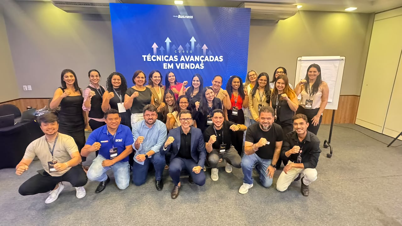 Participantes do curso Técnicas Avançadas em Vendas ao lado de Natan Andrade.