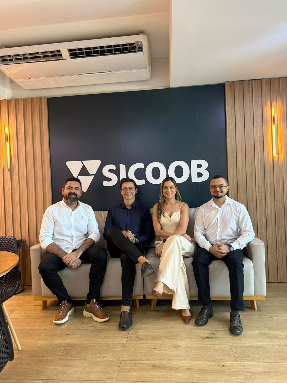 Natan Andrade com lideranças do Sicoob após reunião de trabalho.